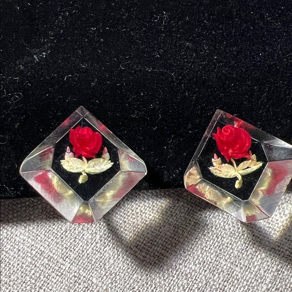 Elegant Red Rose Vintage Clear Lucite Screw On Earrings. WA481